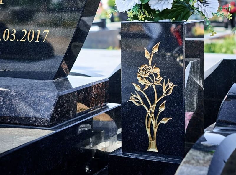 Оформление надписей на памятнике сусальным золотом